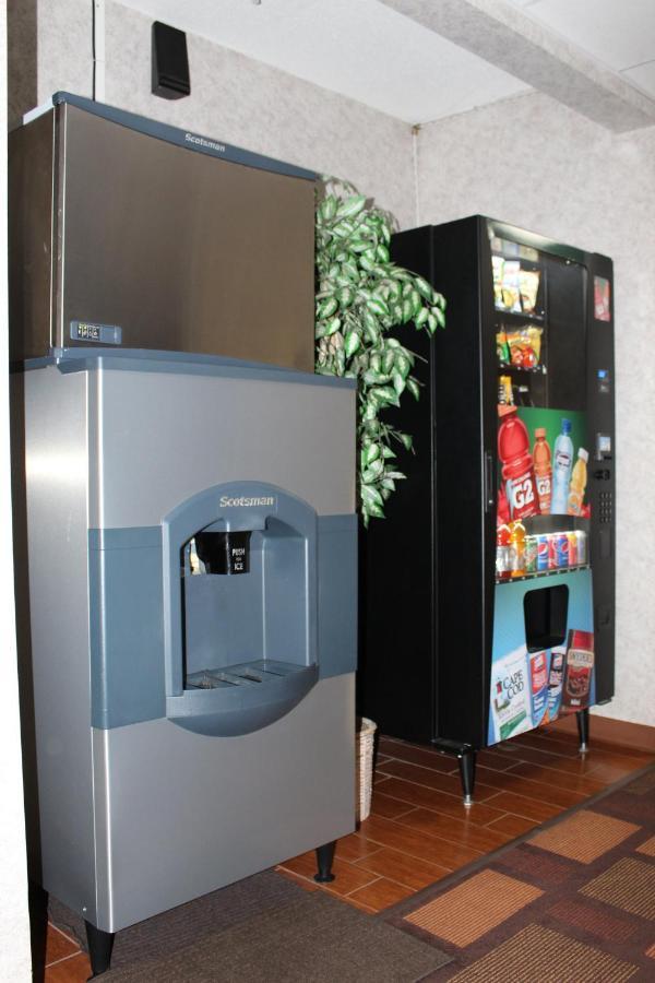 Super 8 By Wyndham Three Rivers Eksteriør billede